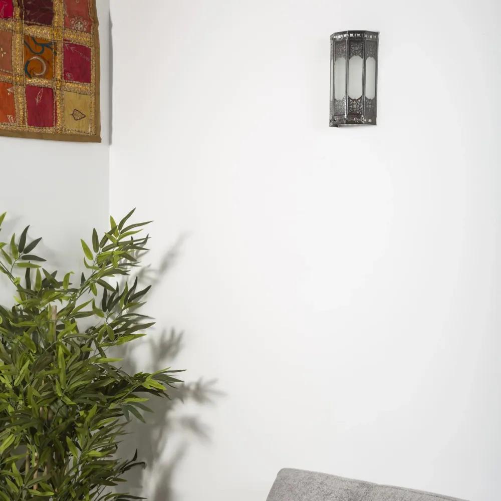 Marokkaanse smeedijzeren en witte kristallen wandlamp 22 cm