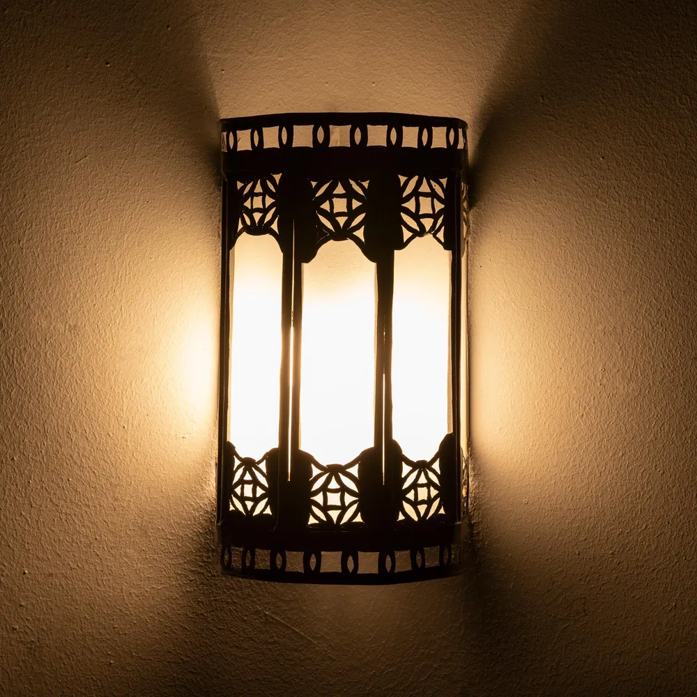 Marokkaanse smeedijzeren en witte kristallen wandlamp 22 cm