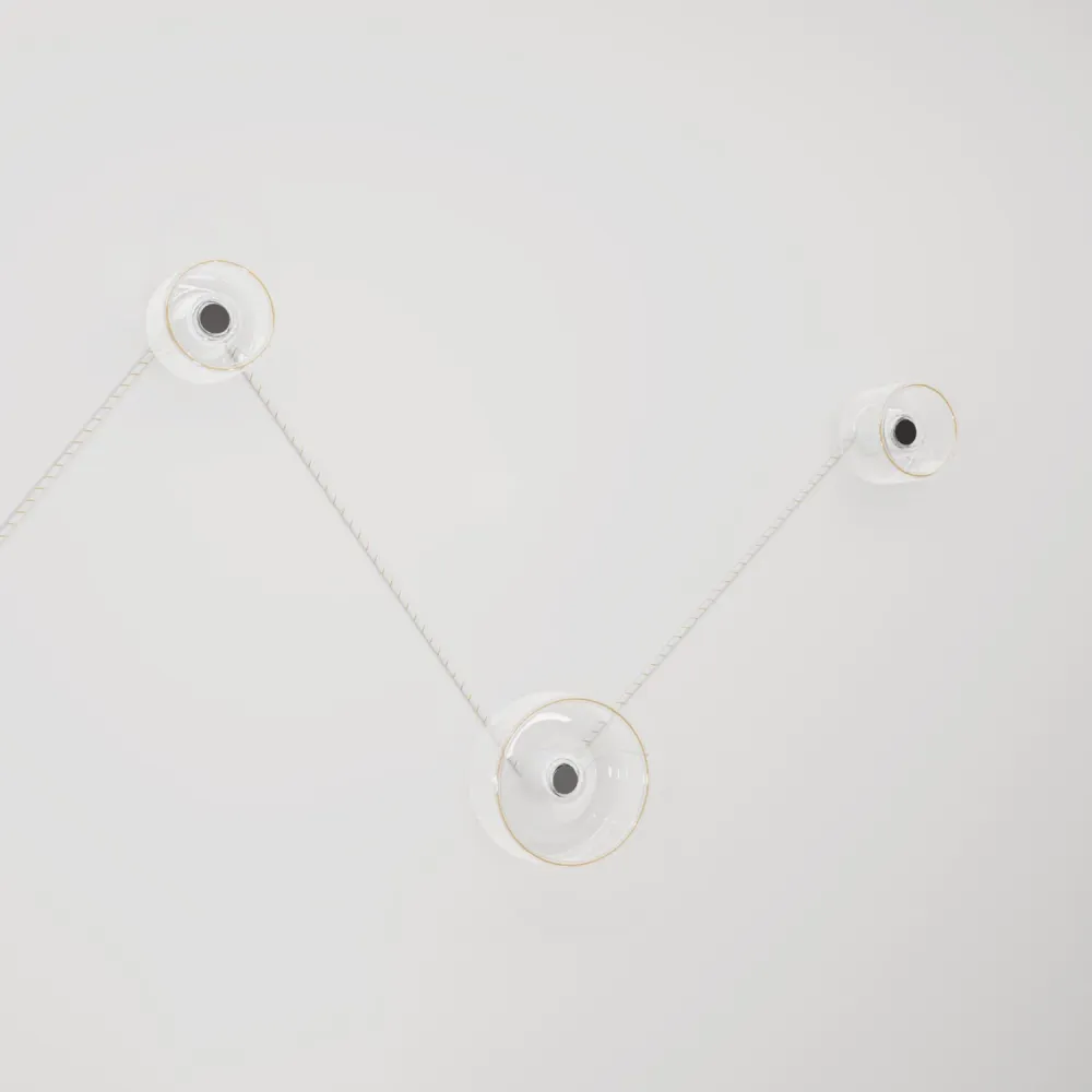 Wandlamp Spostaluce met 3 Ghost lichtbronnen en wit-gouden strijkijzersnoer