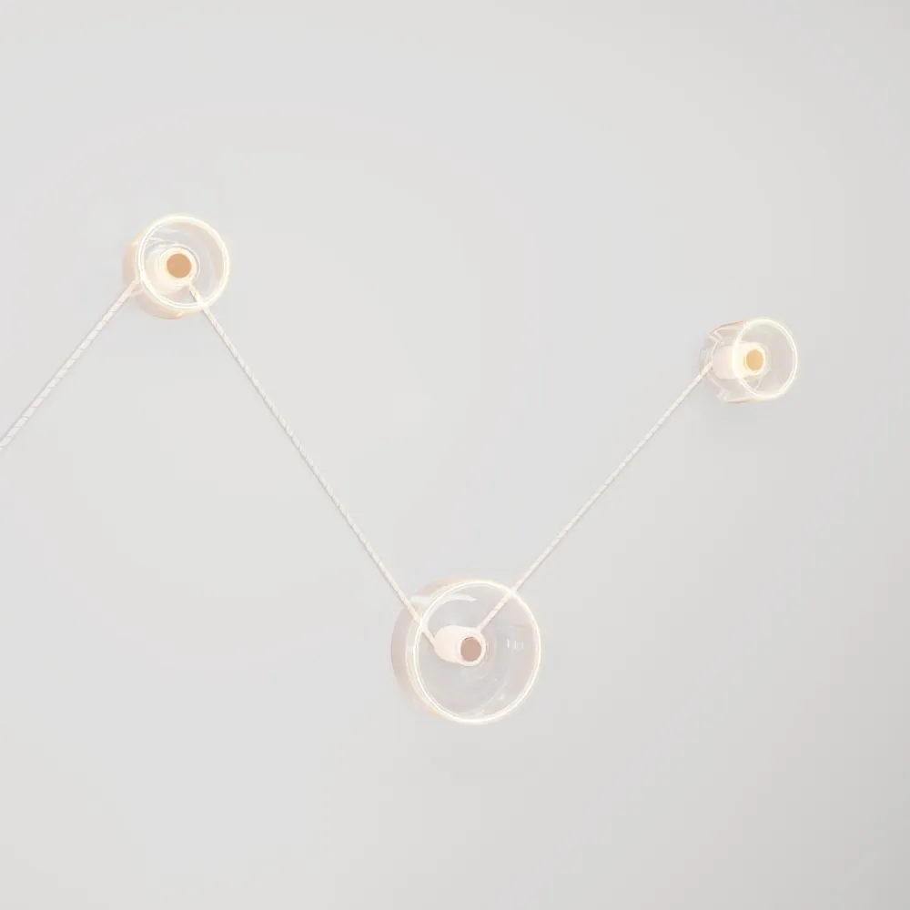 Wandlamp Spostaluce met 3 Ghost lichtbronnen en wit-gouden strijkijzersnoer