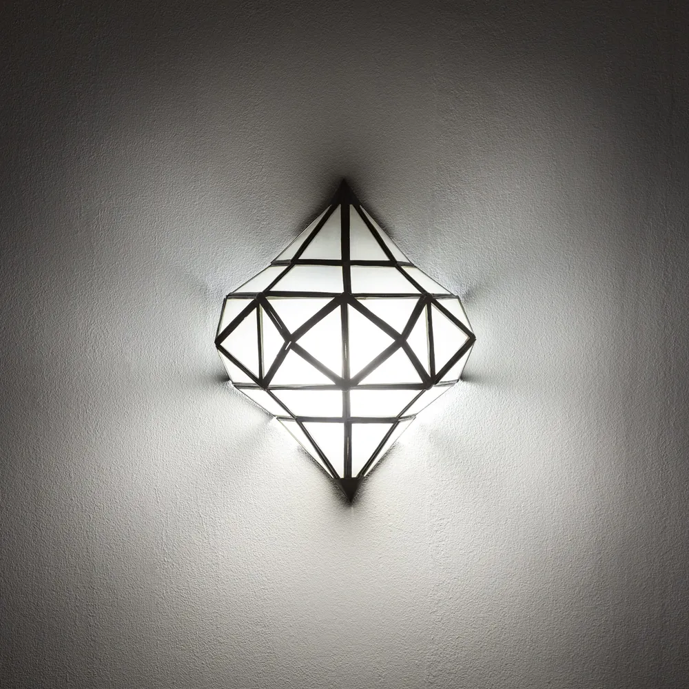Wandlamp van Arabisch smeedijzer en wit diamantglas
