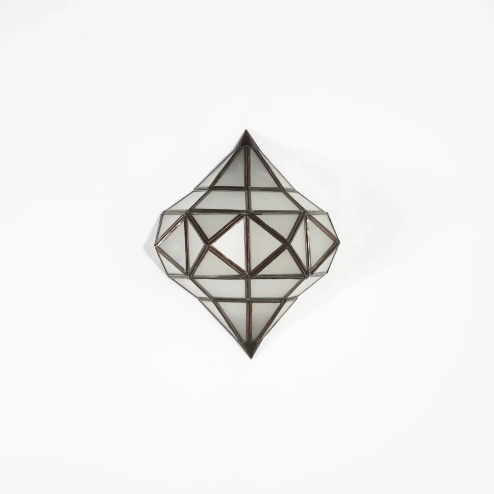 Wandlamp van Arabisch smeedijzer en wit diamantglas