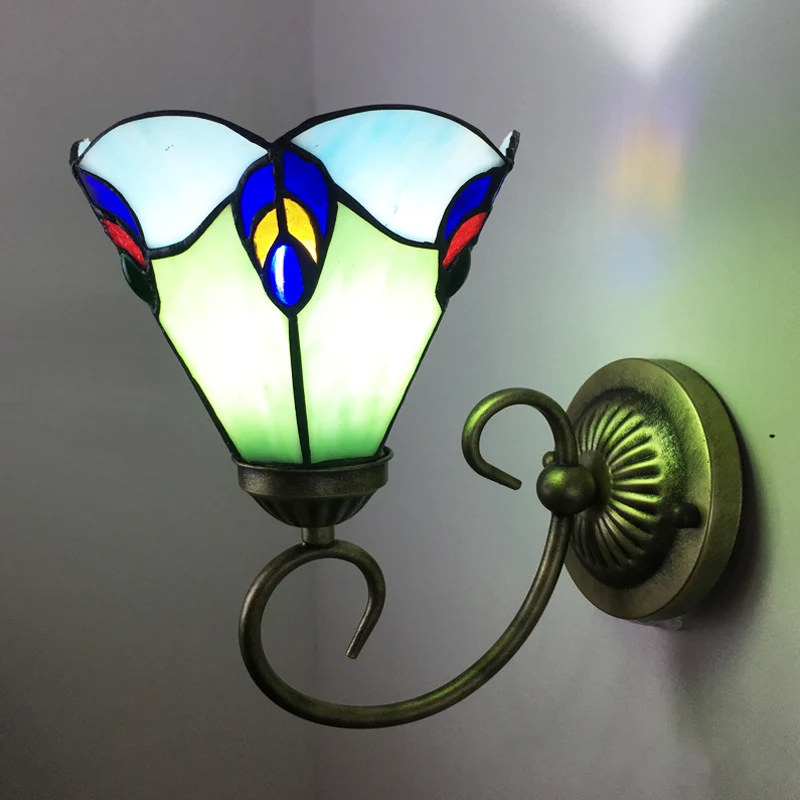 Metalen messing wandkandelaar met gedraaide arm 1-lichts Tiffany wandhanglamp met geometrische geslepen glazen kap - Incl....