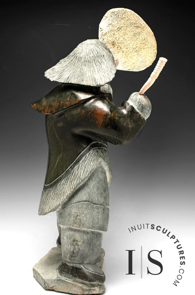 18" SIGNATURE Drum Dancer Jaco Ishulutak *Safely Home* inclusief batterijen